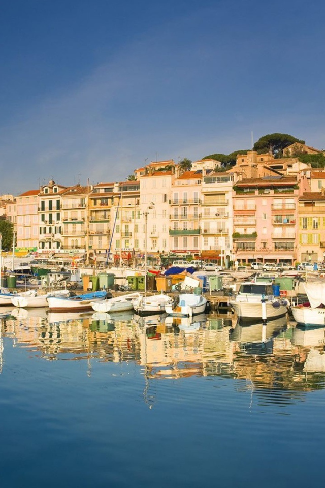 Яхты у берега в Каннах, Франция
