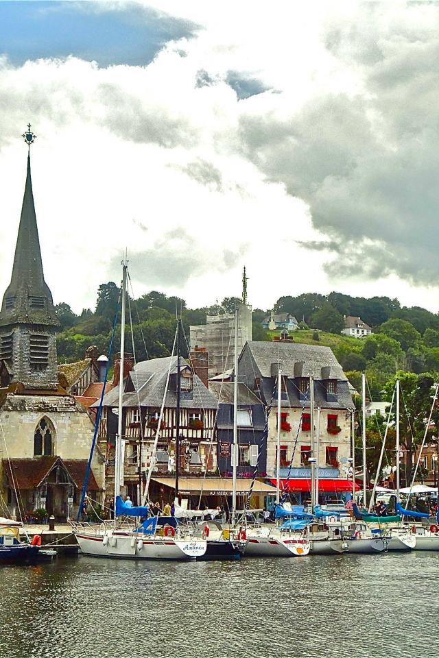 Яхты в порту в Нормандии, Франция