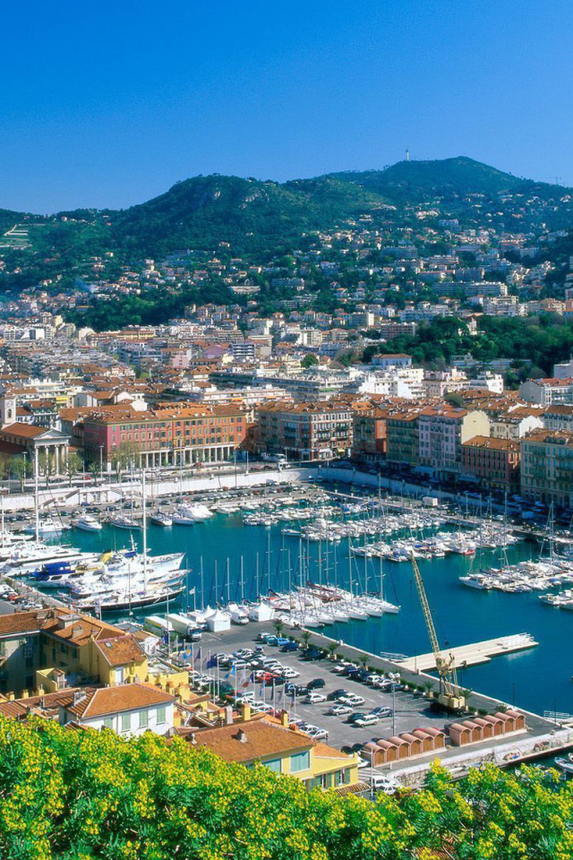 Яхты в порту в городе Марсель, Франция