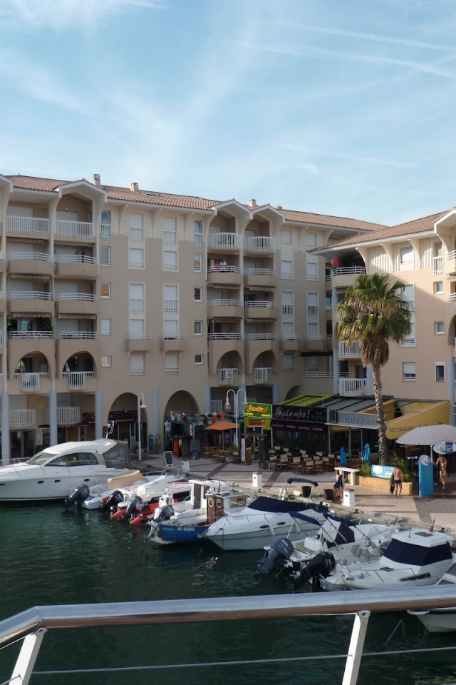 Яхты у набережной на курорте Порт Де Фрежюс, Франция