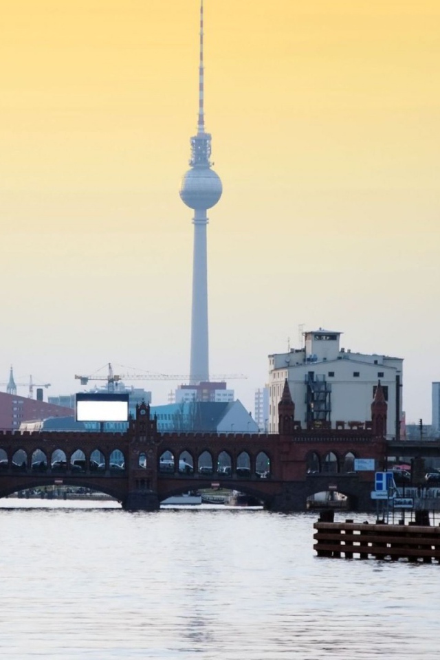 Вид на телебашню со стороны реки в Берлине