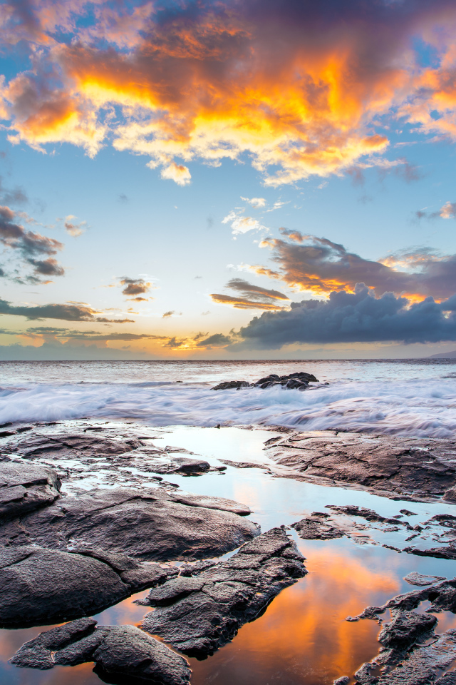 Красивое небо и каменистый берег на острове Мауи, Гавайи