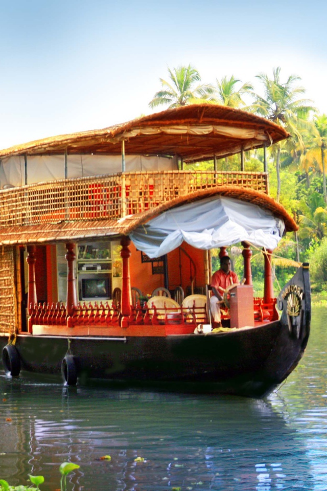 Красивая лодка в Алапуже