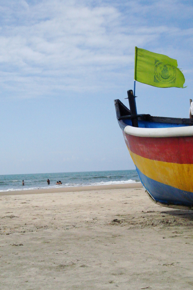 Лодка на пляже в Арамболе