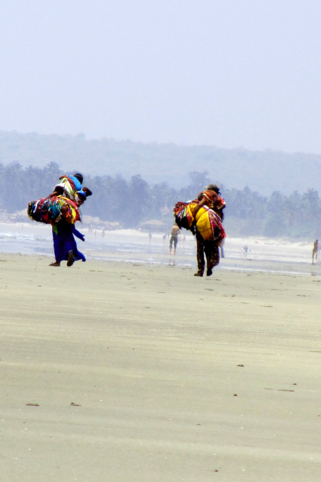 Люди на пляже в Ашвеме