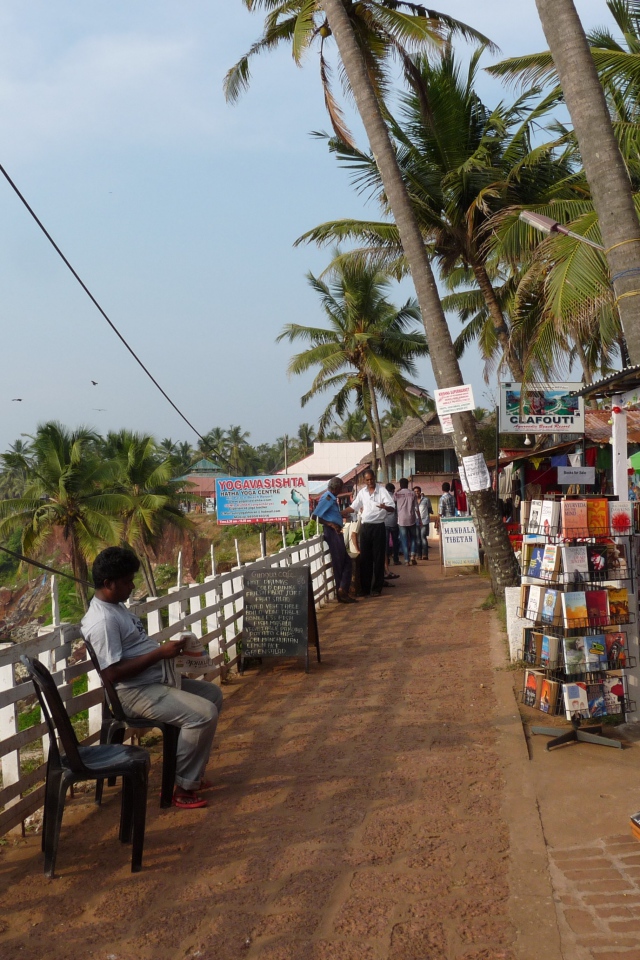 Жители на улицах в Варкале