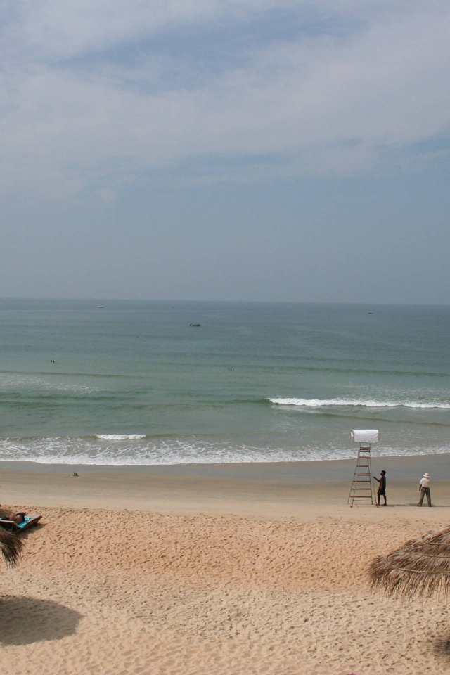 Отдых на пляже в Бенаулиме