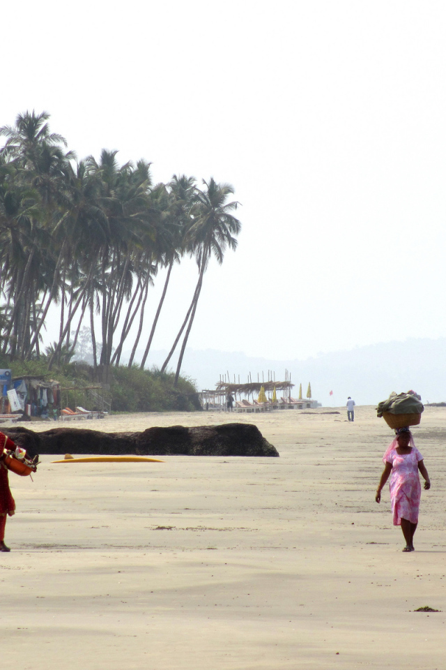 Жители Ашвема на пляже