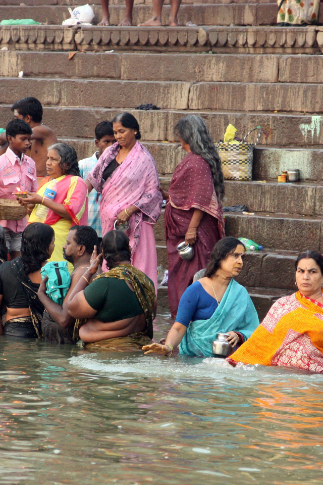 Жители Варанаси отдыхают возле реки