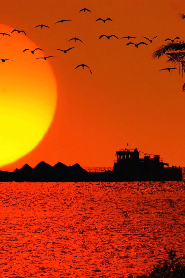 Судно на фоне заката в Гоа