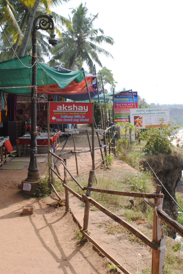 Ларьки с товарами для туристов в Варкале