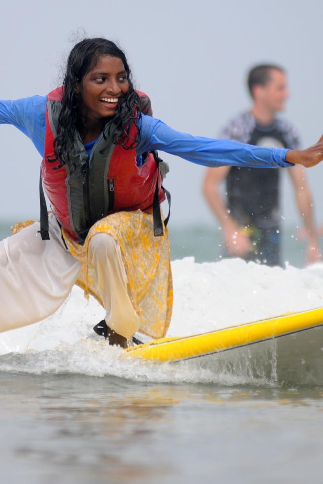 Сёрфингистка в Варкале