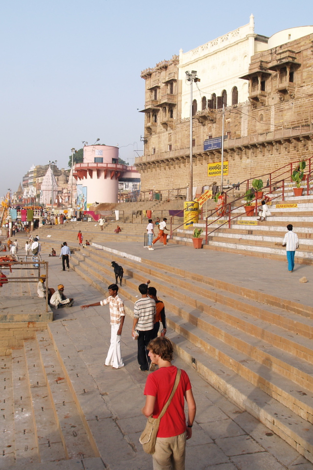 Турист на улице в Варанаси