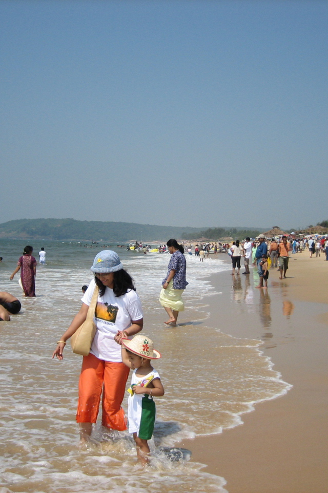 Туристы на пляже в Гоа
