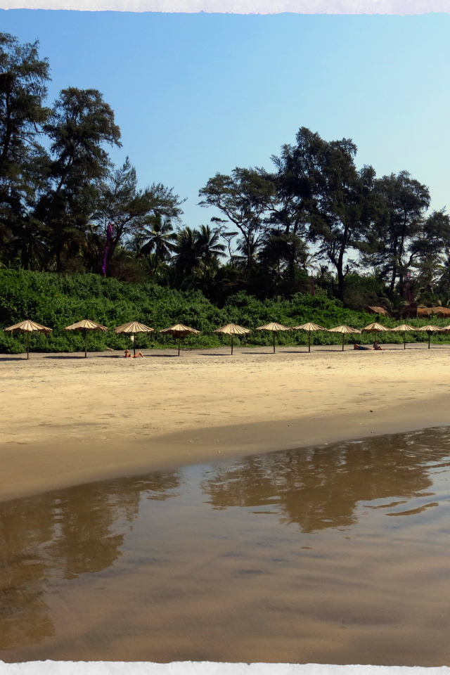 Зонтики на пляже в Ашвеме