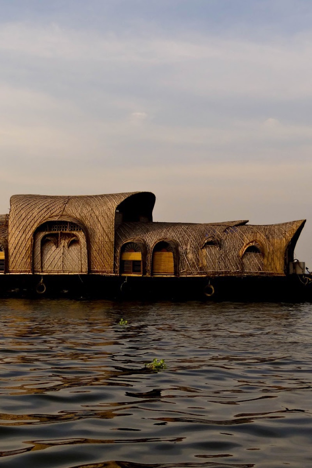 Необычные лодки в Алапуже