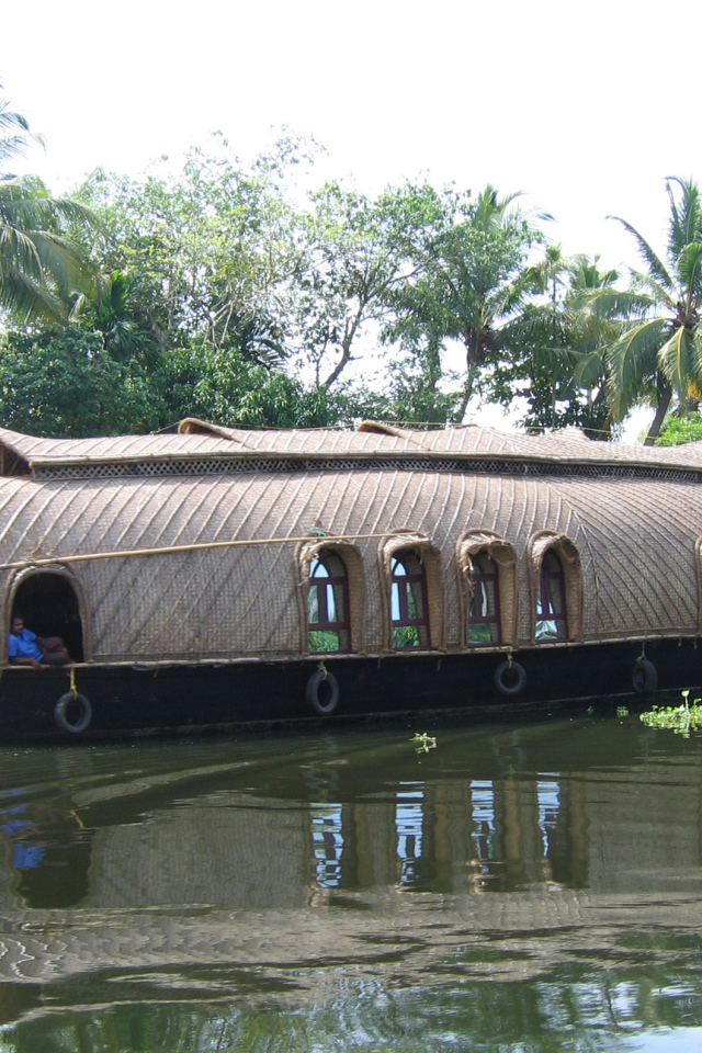 Отдыхающие на лодке в Алапуже