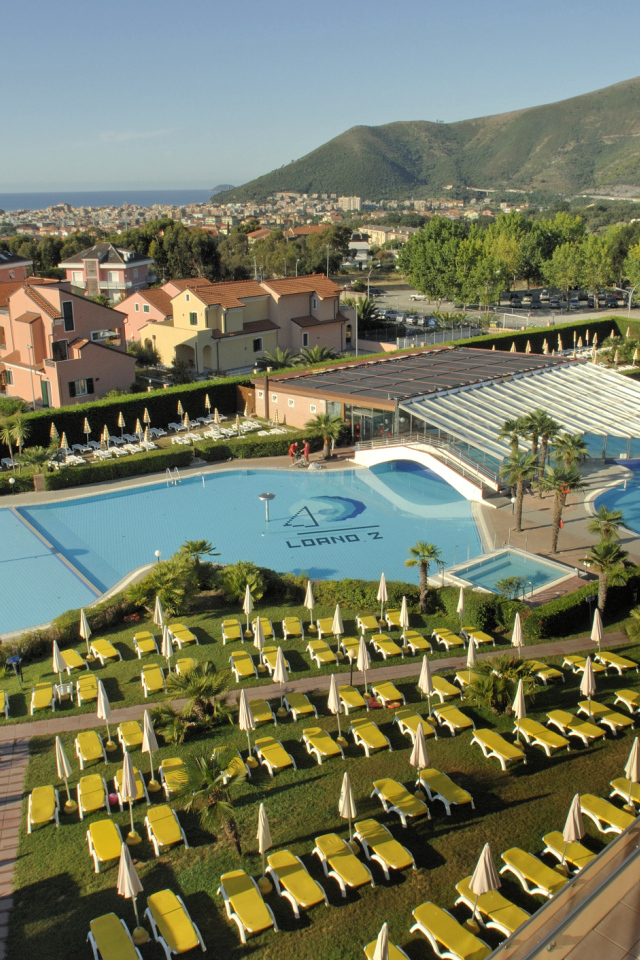 Отель на побережье в Лоано, Италия