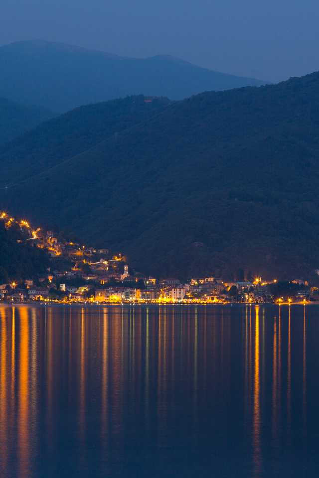 Маленький городок на берегу озера Маджоре в Италии