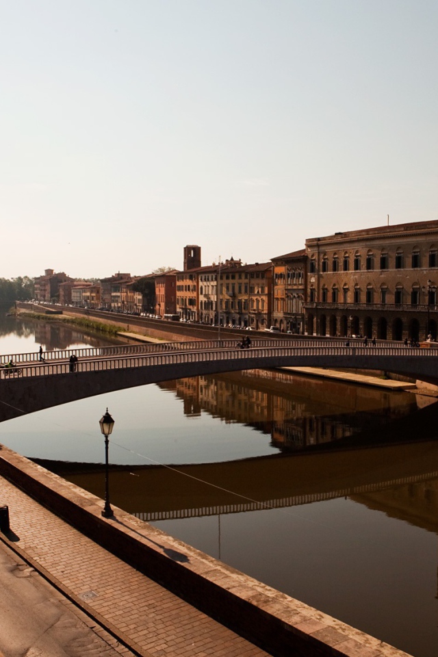 Полуденное солнце над каналом в Пизе, Италия