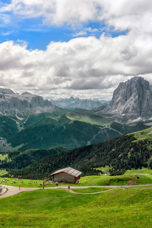 Альпийский луг на курорте Ортизей, Италия