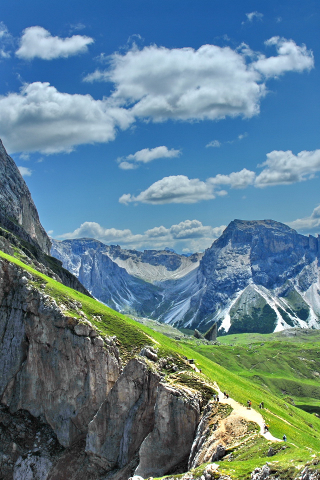 Альпы летом на горнолыжном курорте Валь Гардена, Италия