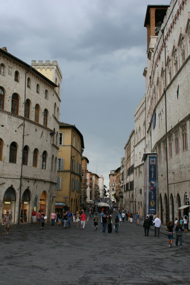 Древняя улица в Перудже, Италия