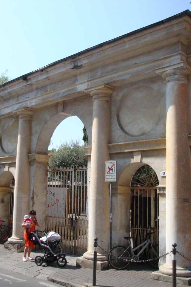 Старинная арка на курорте Диано Марино, Италия