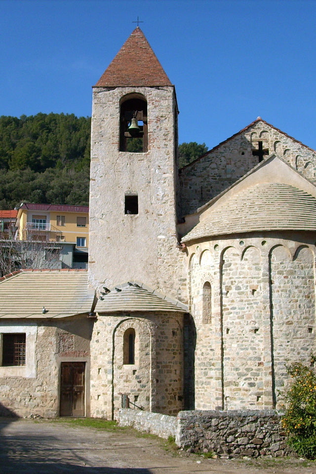 Древняя церковь на курорте Ноли, Италия