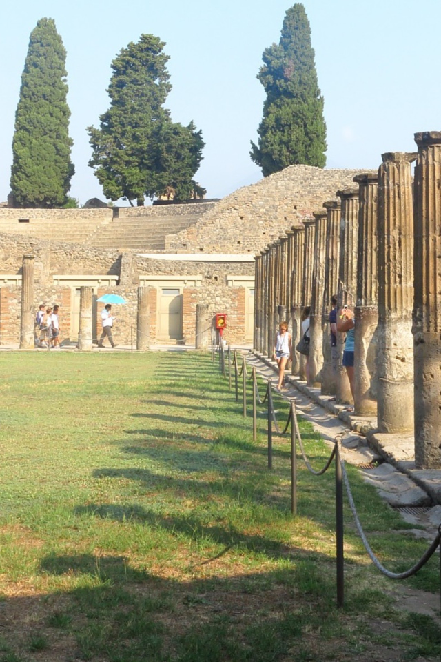 Древняя колоннада в Помпеях, Италия