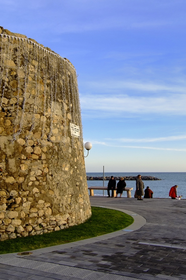 Старинная башня на набережной на курорте Сан Бартоломео Аль Маре, Италия