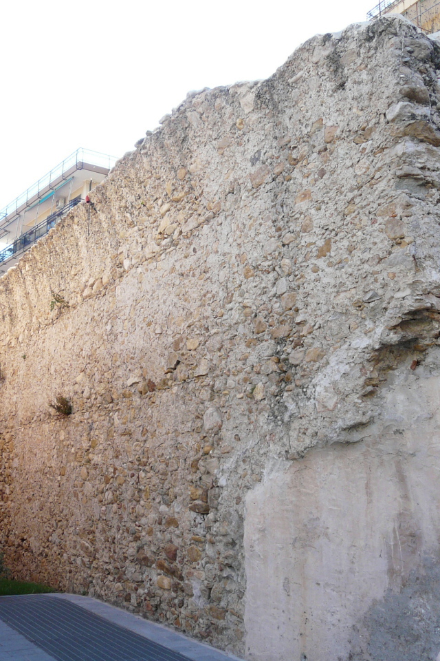 Старинная стена в Лоано, Италия