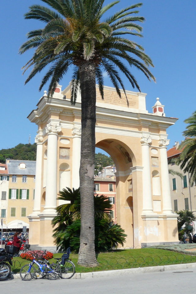 Арка на курорте Финале Лигуре, Италия