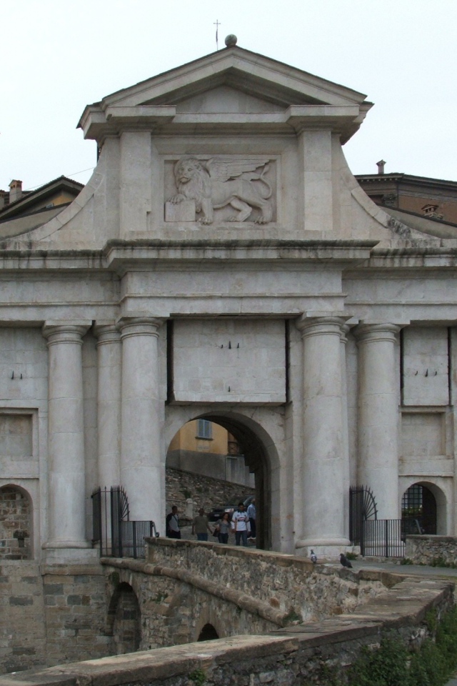 Арка в Бергамо, Италия