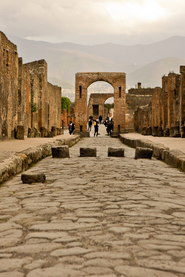 Арка на улице в Помпеях, Италия