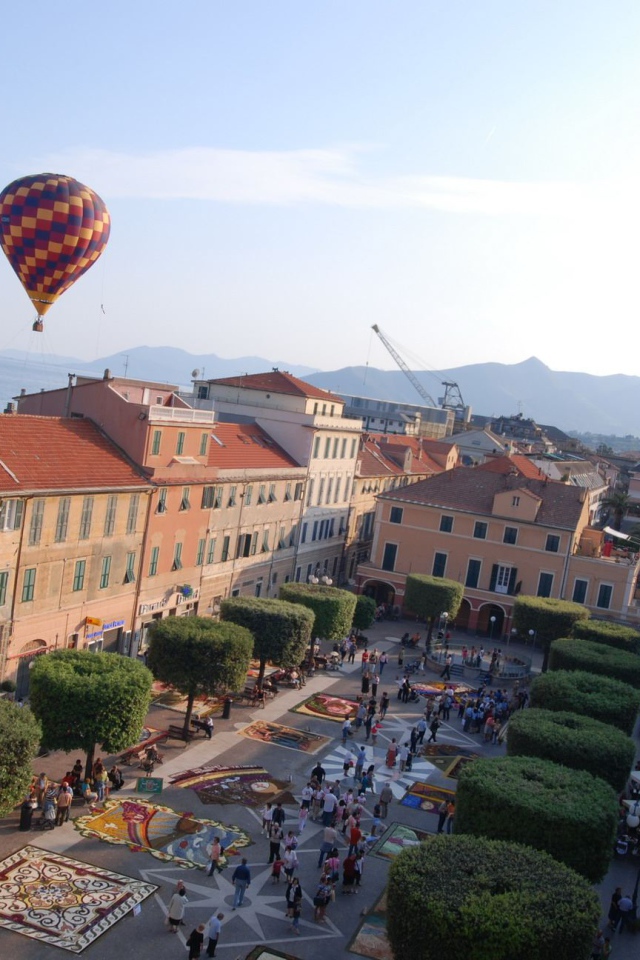 Площадь в городе на курорте в Пьетра Лигуре, Италия