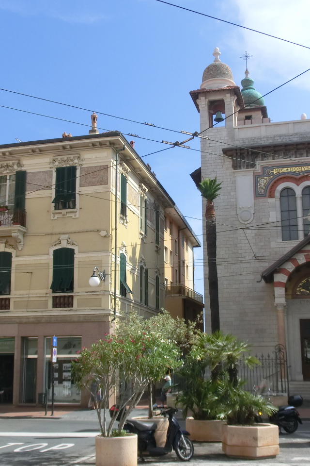 Площадь в городе на курорте Бордигера, Италия