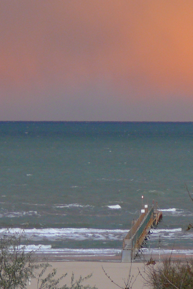 Осенний пляж на курорте в Римини, Италия