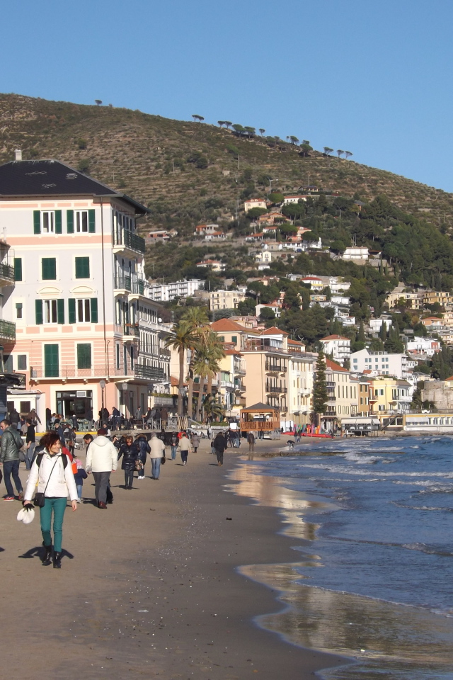 Осенний отдых на пляже на курорте Алассио, Италия