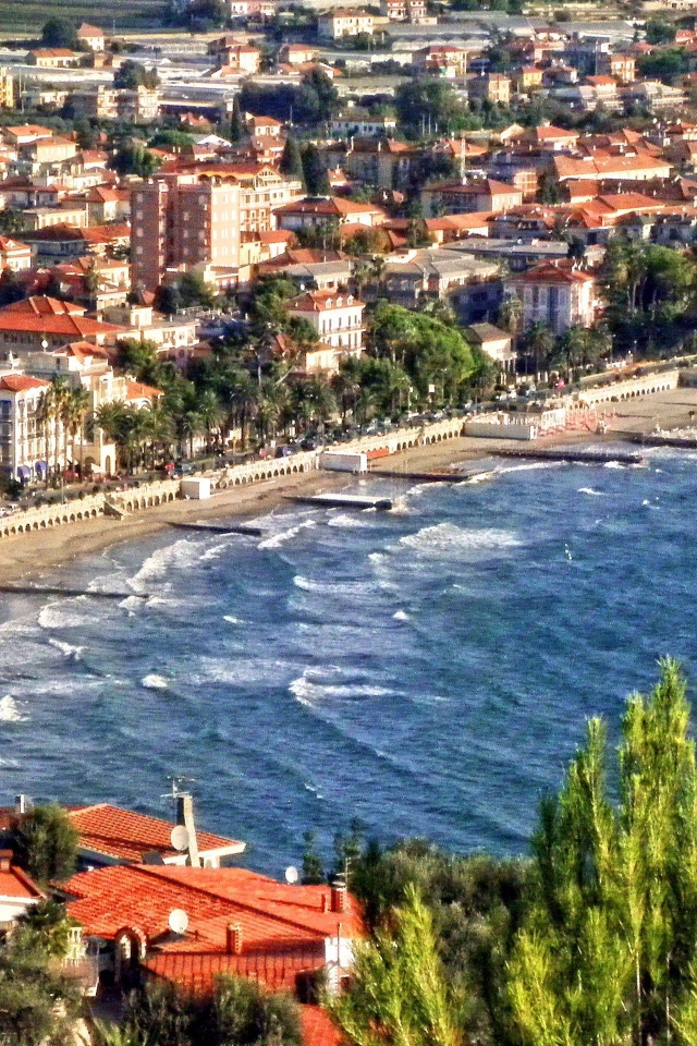 Осенний отдых на пляже на курорте Диано Марино, Италия