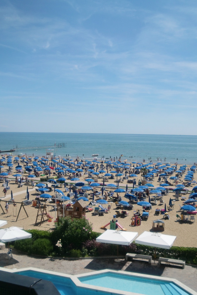 Осенний отдых на пляже на курорте Лидо ди Эзоло, Италия