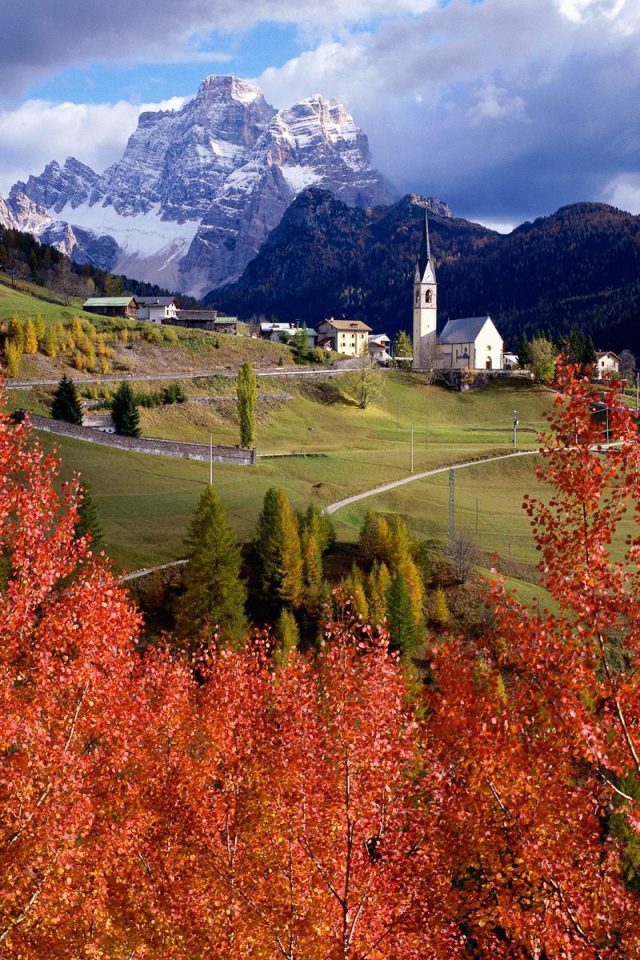 Осенний пейзаж на горнолыжном курорте Сельва, Италия