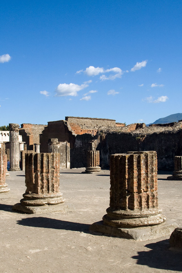 Основания колонн в Помпеях, Италия