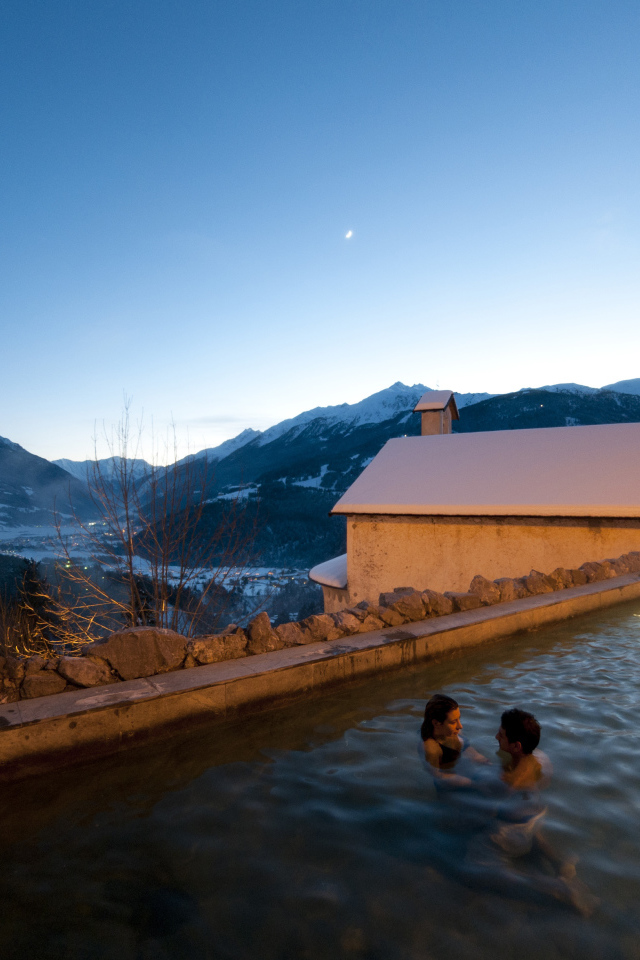 Купание в термальном источнике на курорте в Бормио, Италия