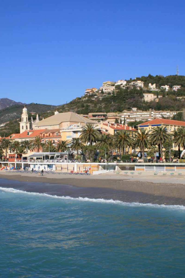 Пляж на курорте в Пьетра Лигуре, Италия