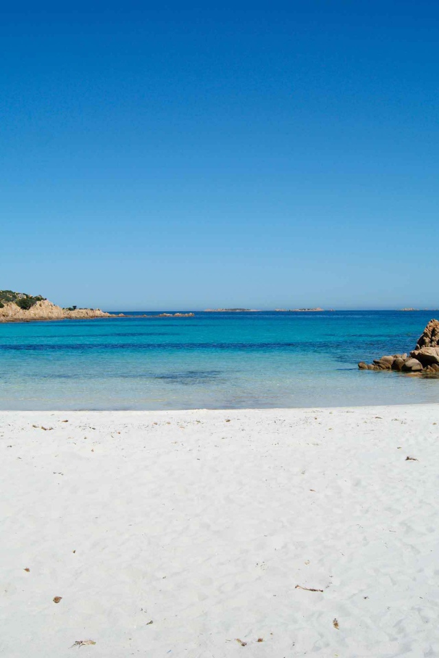 Пляж на курорте Коста Смеральда, Италия