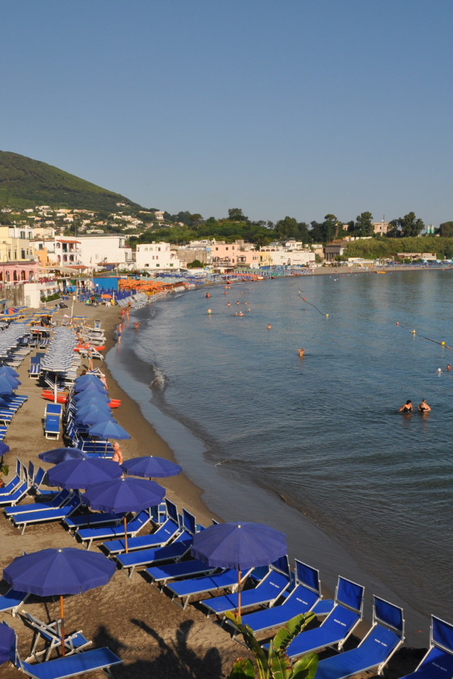 Пляж на острове Искья, Италия