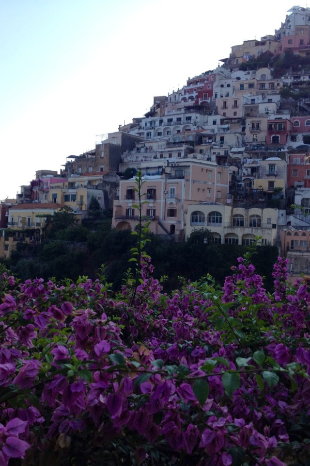 Цветущий город на курорте Позитано, Италия