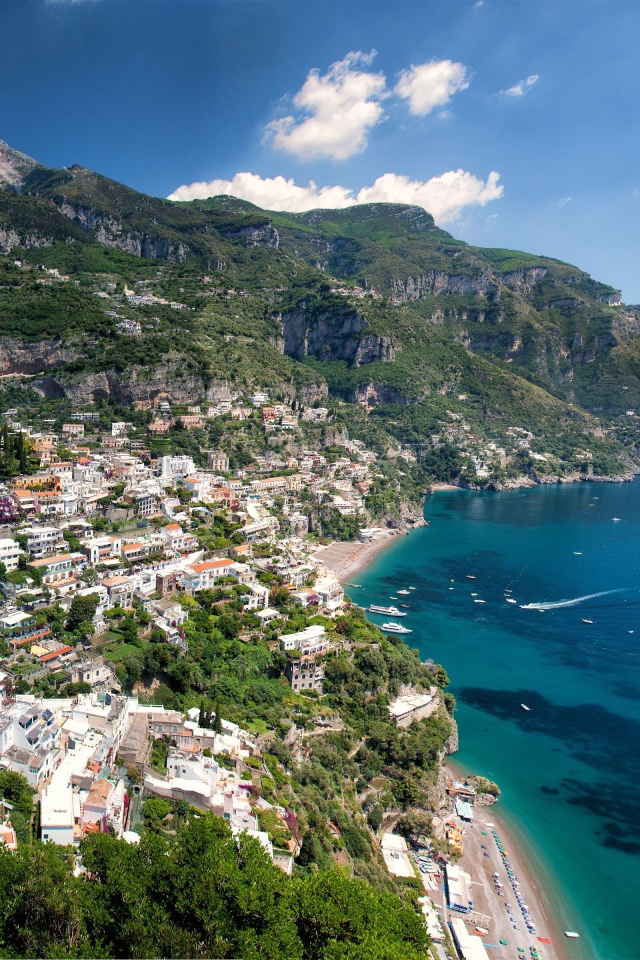 Голубая лагуна у побережья на курорте в Амальфи, Италия