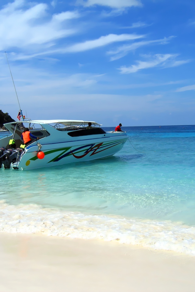 Лодка у берега на курорте в Римини, Италия